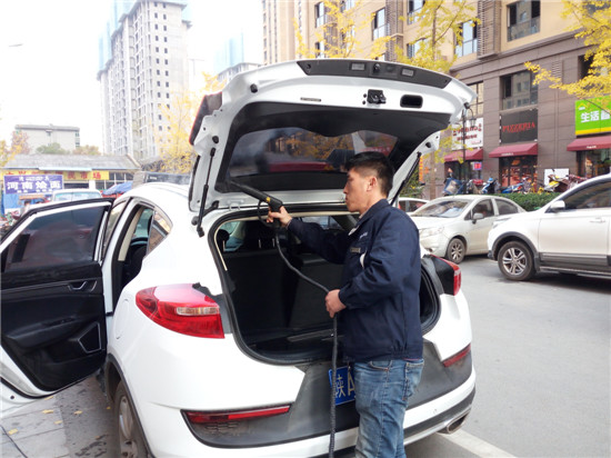 除甲醛公司工作人員在對(duì)汽車除甲醛處理