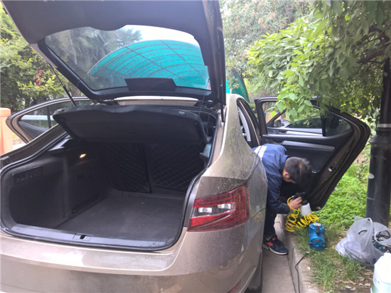 除甲醛公司工作人員在對(duì)汽車除甲醛處理