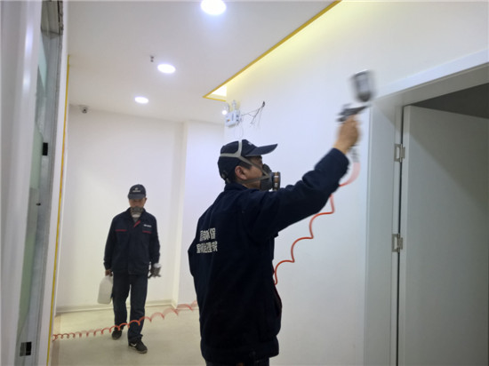 西安甲醛治理公司在實(shí)施光觸媒作業(yè)