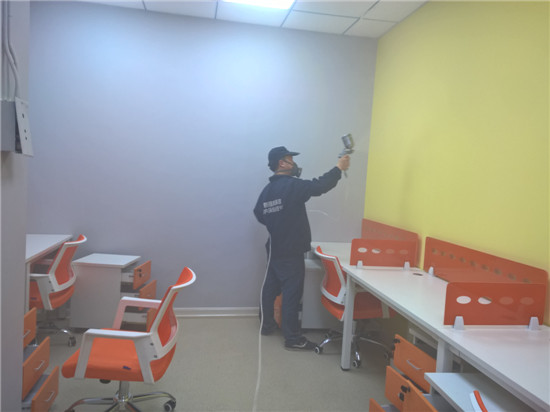 西安甲醛治理公司在實(shí)施光觸媒作業(yè)