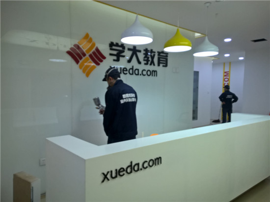 西安甲醛治理公司在實(shí)施光觸媒作業(yè)