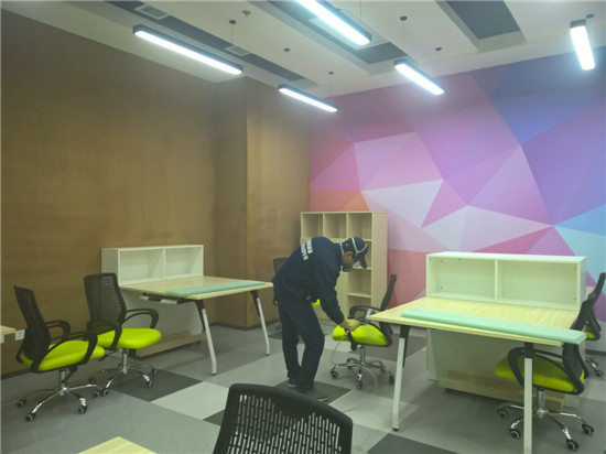 立美凈技術(shù)人員在進行室內(nèi)甲醛清除作業(yè)