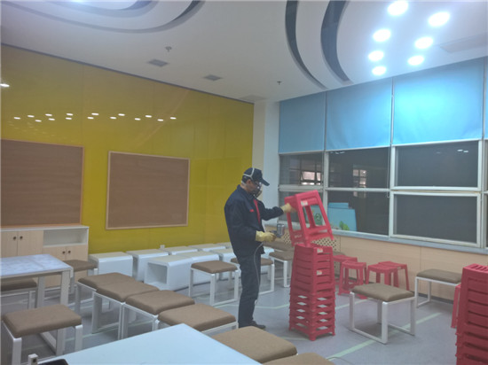 立美凈技術(shù)人員在進行室內(nèi)甲醛清除作業(yè)