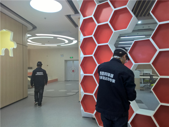 立美凈技術(shù)人員在進行室內(nèi)甲醛清除作業(yè)