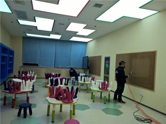 立美凈技術(shù)人員在進行室內(nèi)甲醛清除作業(yè)