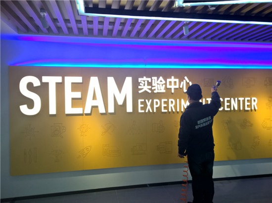 立美凈技術(shù)人員在進行室內(nèi)甲醛清除作業(yè)