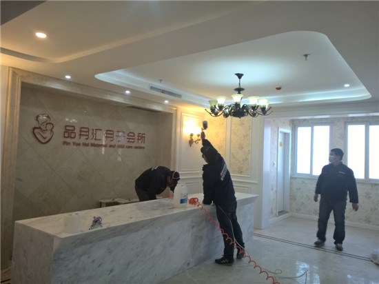 立美凈除甲醛公司施工人員在對月子會(huì)所做甲醛清理工作