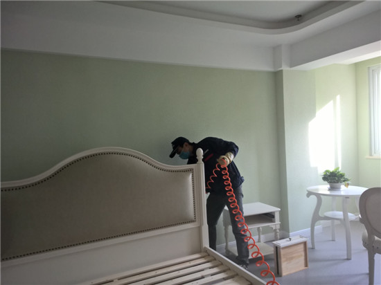 立美凈除甲醛公司施工人員在對月子會(huì)所做甲醛清理工作