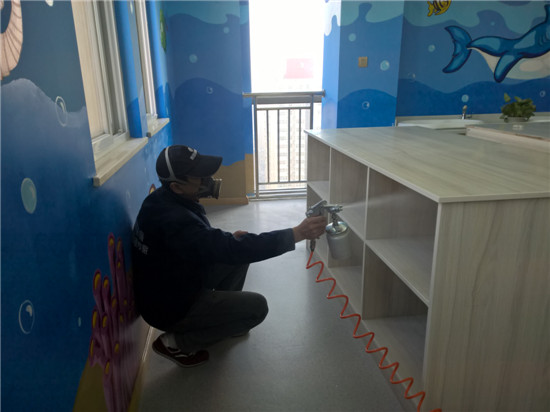 立美凈除甲醛公司施工人員在對月子會(huì)所做甲醛清理工作