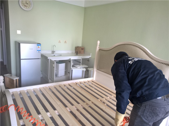 立美凈除甲醛公司施工人員在對月子會(huì)所做甲醛清理工作