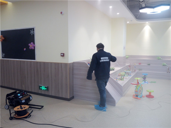 立美凈技術(shù)人員在霧化光觸媒來(lái)去除室內(nèi)甲醛