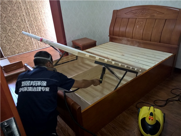 新買的床味道大，新床除甲醛方法